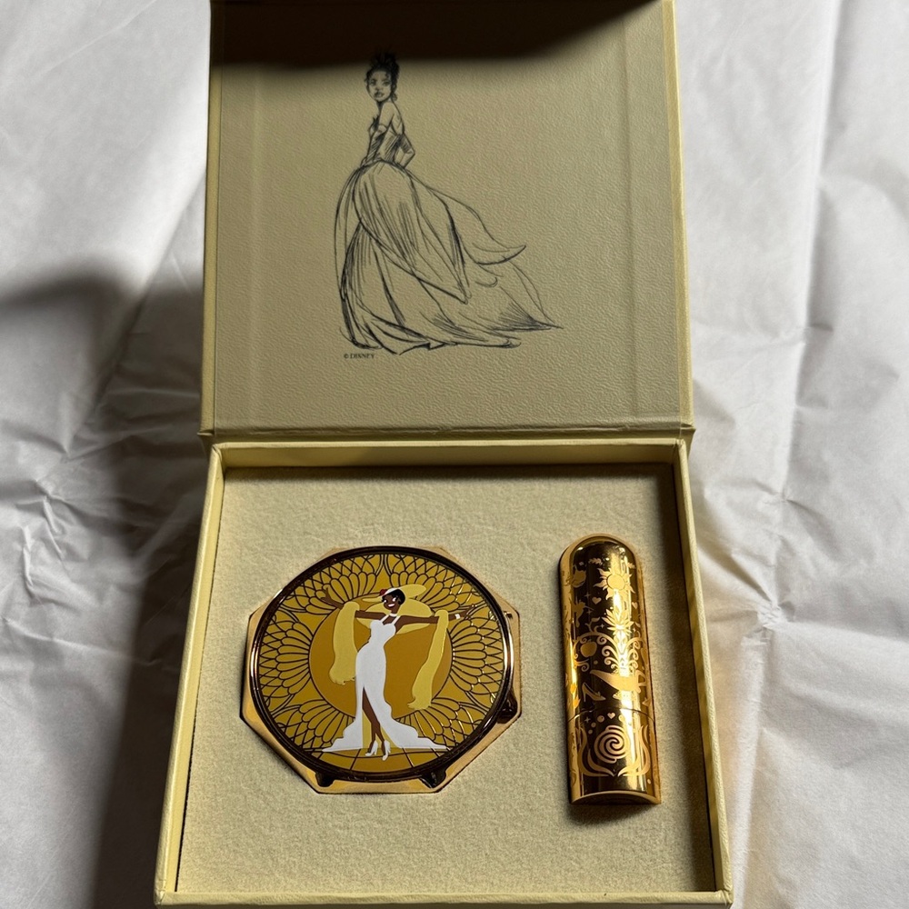 Disney Princess Signature Compact in Gold Tiana , by Besame